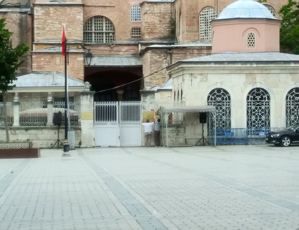 Emniyet, cuma günü ibadete açılacak olan Ayasofya için kapatılacak yolları açıkladı