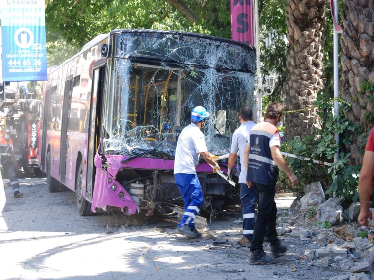 İETT şoförü kalp krizi geçirince araç kontrolden çıktı