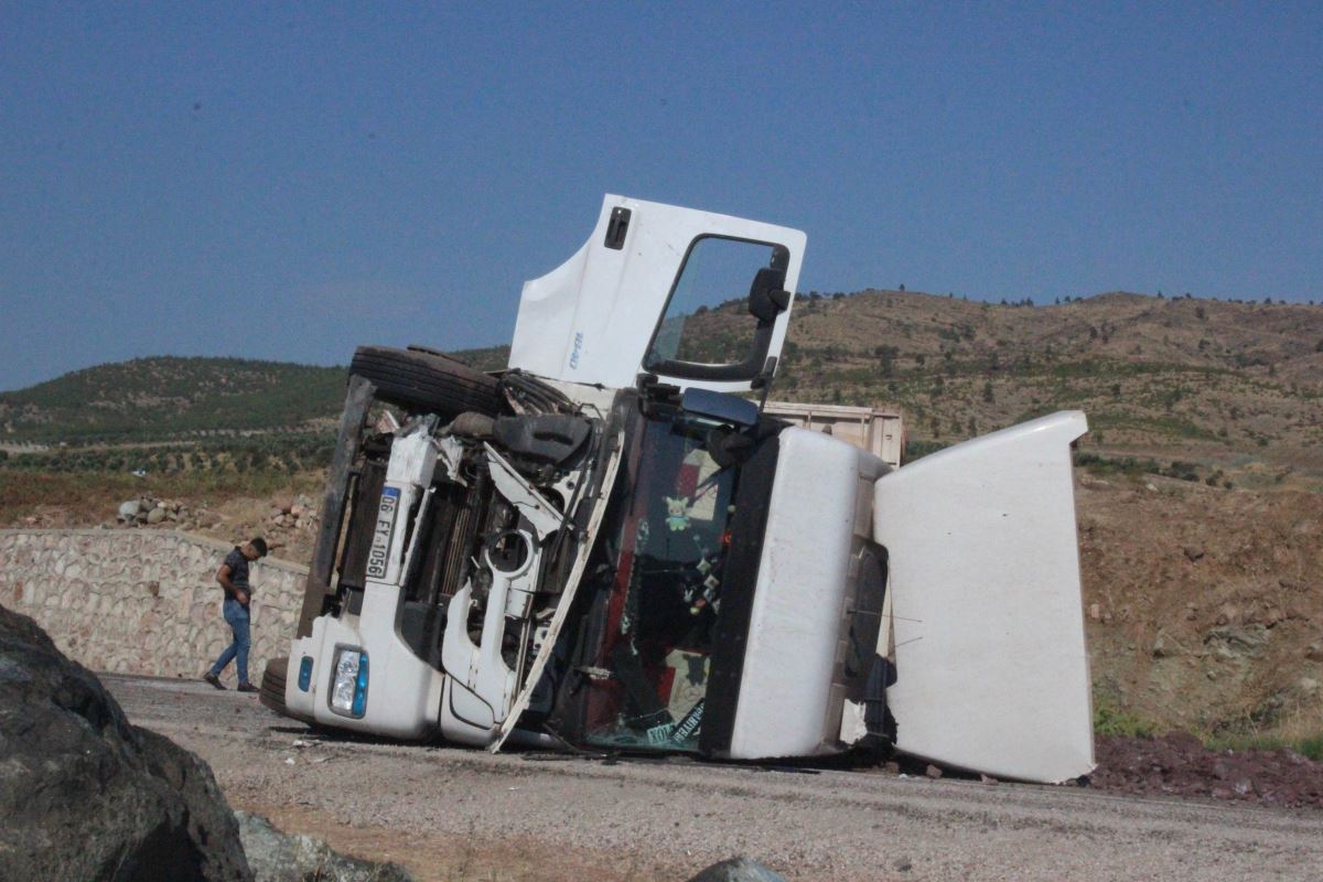 Kilis'te tır ile otomobil çarpıştı: 4 ölü, 2 yaralı