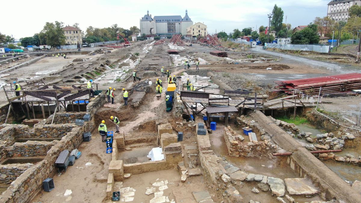 Haydarpaşa'da gerçekleştirilen kazılarda binlerce yıllık anıt, sikke ve mezarlar ortaya çıkıyor