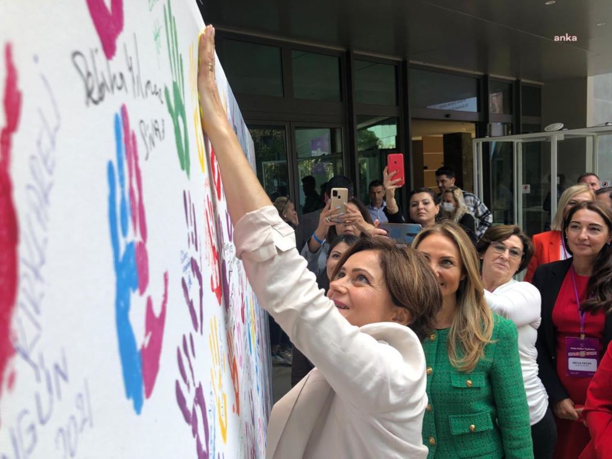 CHP Kadın Kolları toplantısında "adam tek, biz çoğuz" vurgusu