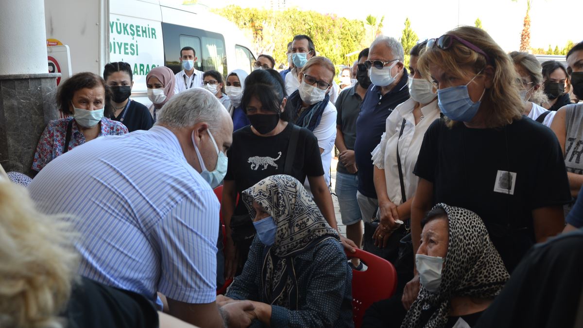 Koronavirüsten hayatını kaybeden Prof. Dr. Canataroğlu, son yolculuğuna uğurlandı