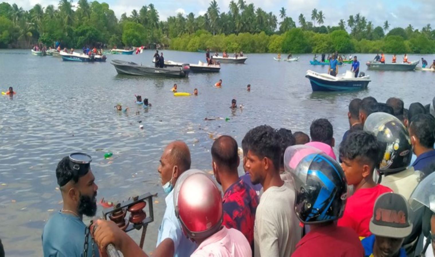 Sri Lanka'da feribot alabora oldu, en az 6 kişi yaşamını yitirdi