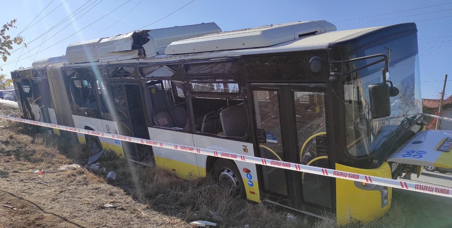 Belediye otobüsü, elektrik direğine çarptı: 17 yaralı