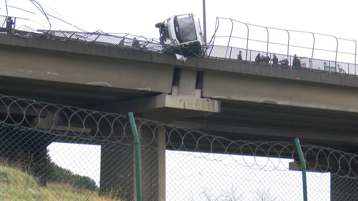 Bağcılar'da cezaevi otobüsü köprüde asılı kaldı