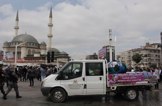 Taksim Camii açılışı! Koronavirüs unutuldu, yine bildik görüntüler