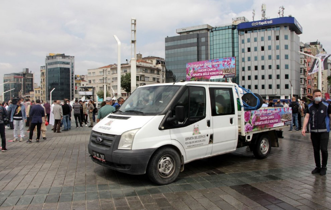 Taksim Camii açılışı! Koronavirüs unutuldu, yine bildik görüntüler