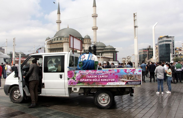 Taksim Camii açılışı! Koronavirüs unutuldu, yine bildik görüntüler