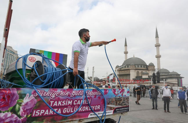 Taksim Camii açılışı! Koronavirüs unutuldu, yine bildik görüntüler