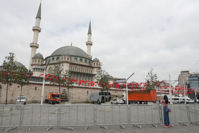 Taksim Camii açılışı! Koronavirüs unutuldu, yine bildik görüntüler