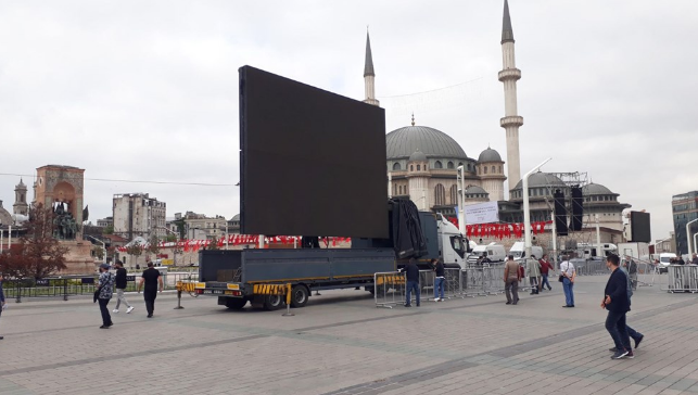 Taksim Camii açılışı! Koronavirüs unutuldu, yine bildik görüntüler