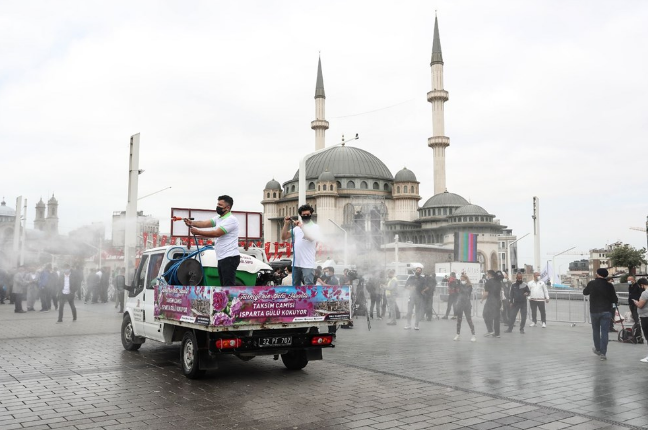 Taksim Camii açılışı! Koronavirüs unutuldu, yine bildik görüntüler