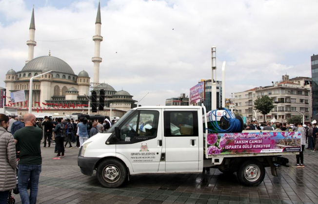 Taksim Camii açılışı! Koronavirüs unutuldu, yine bildik görüntüler