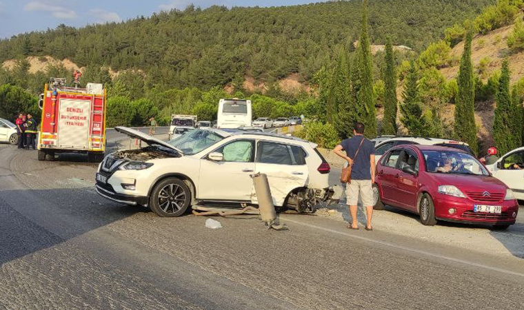 Tatil dönüşü 3 araç birbirine girdi: 7 yaralı