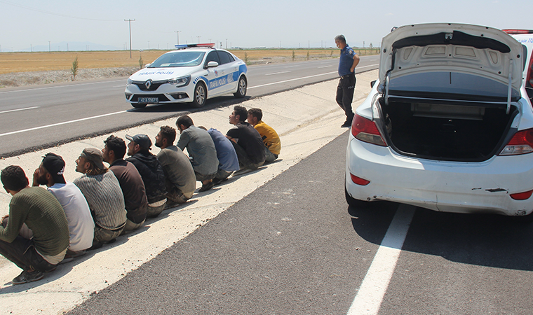 Uygulama noktasından kaçan otomobilden 10 göçmen çıktı