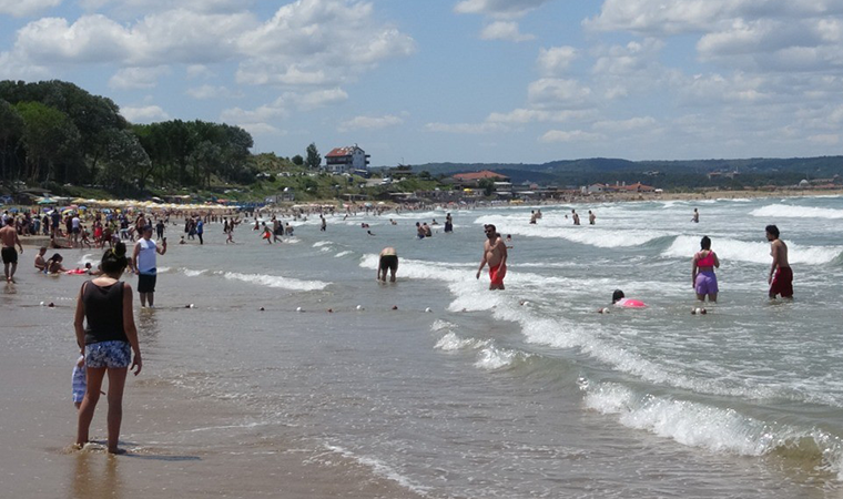 Şile’de denize girme yasağına rağmen plajlar doldu taştı