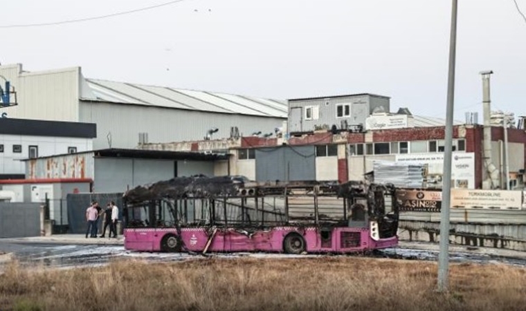 Başakşehir'de seyir halindeki özel halk otobüsünde çıkan yangın söndürüldü