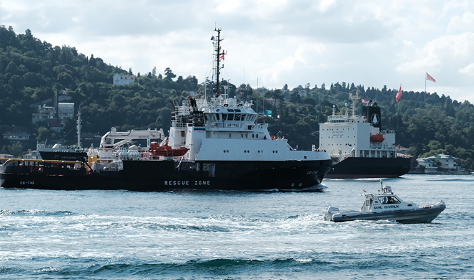 Rus donanmasına ait römorkör İstanbul Boğazı’ndan geçti