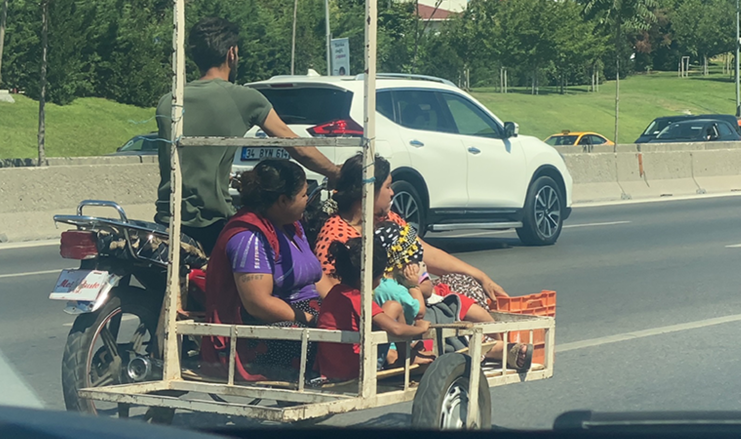 Kadıköy D-100'de tehlikeli yolculuk kamerada