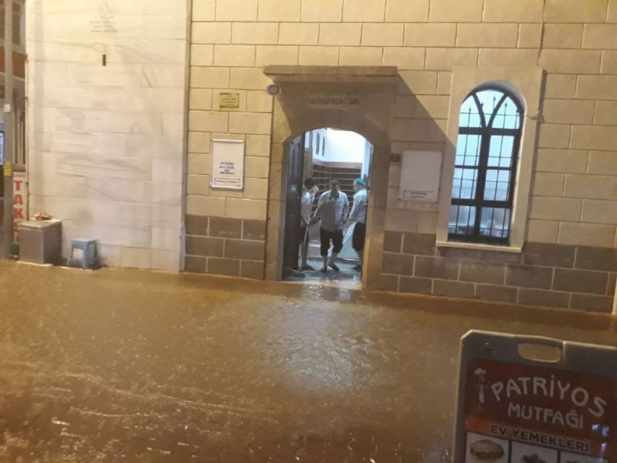 Kastamonu’da sağanak etkili oldu, cami ve iş yerlerini su bastı