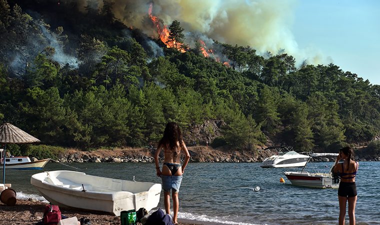 Marmaris’te tatil ve yangın bir arada