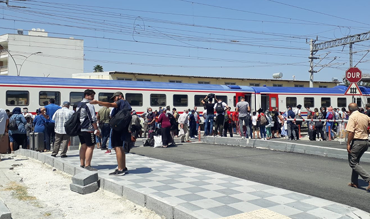 Tren ters makasa girdi; yolcular tahliye edildi