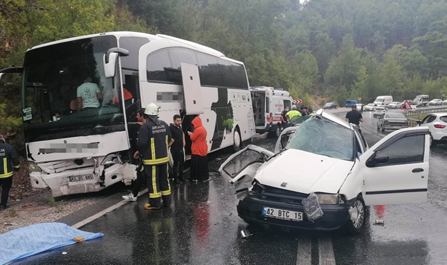 Yolcu otobüsü, otomobille çarpıştı! Ölü ve yaralılar var