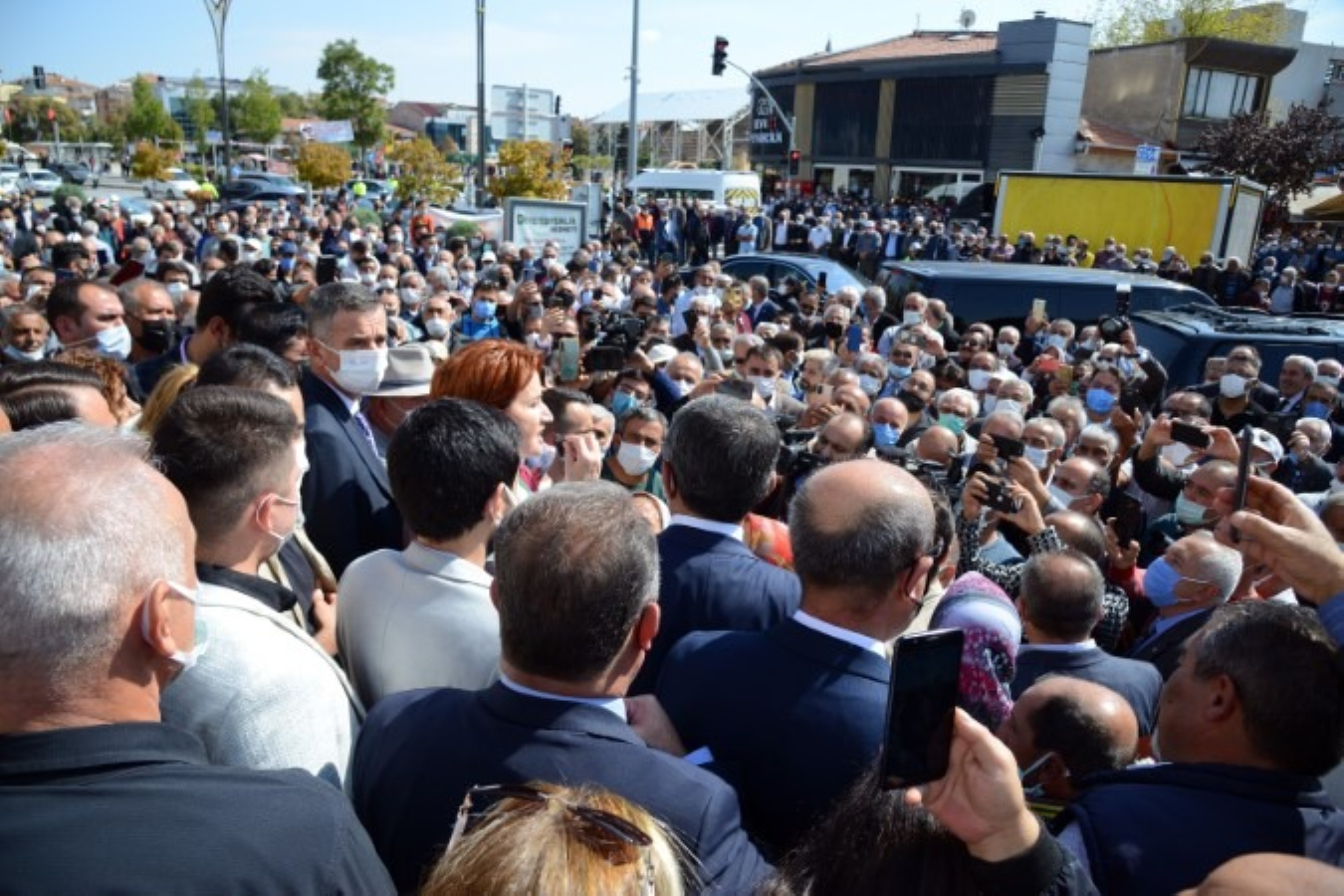 Meral Akşener: Ben sarayın giderlerini söylemeye utanıyorum, onlar yemeye utanmıyor