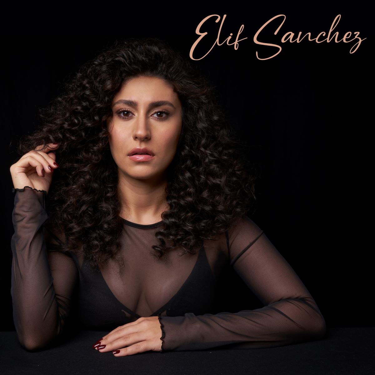 Elif Sanchez’den Birleştiren ‘Ayrılık ’