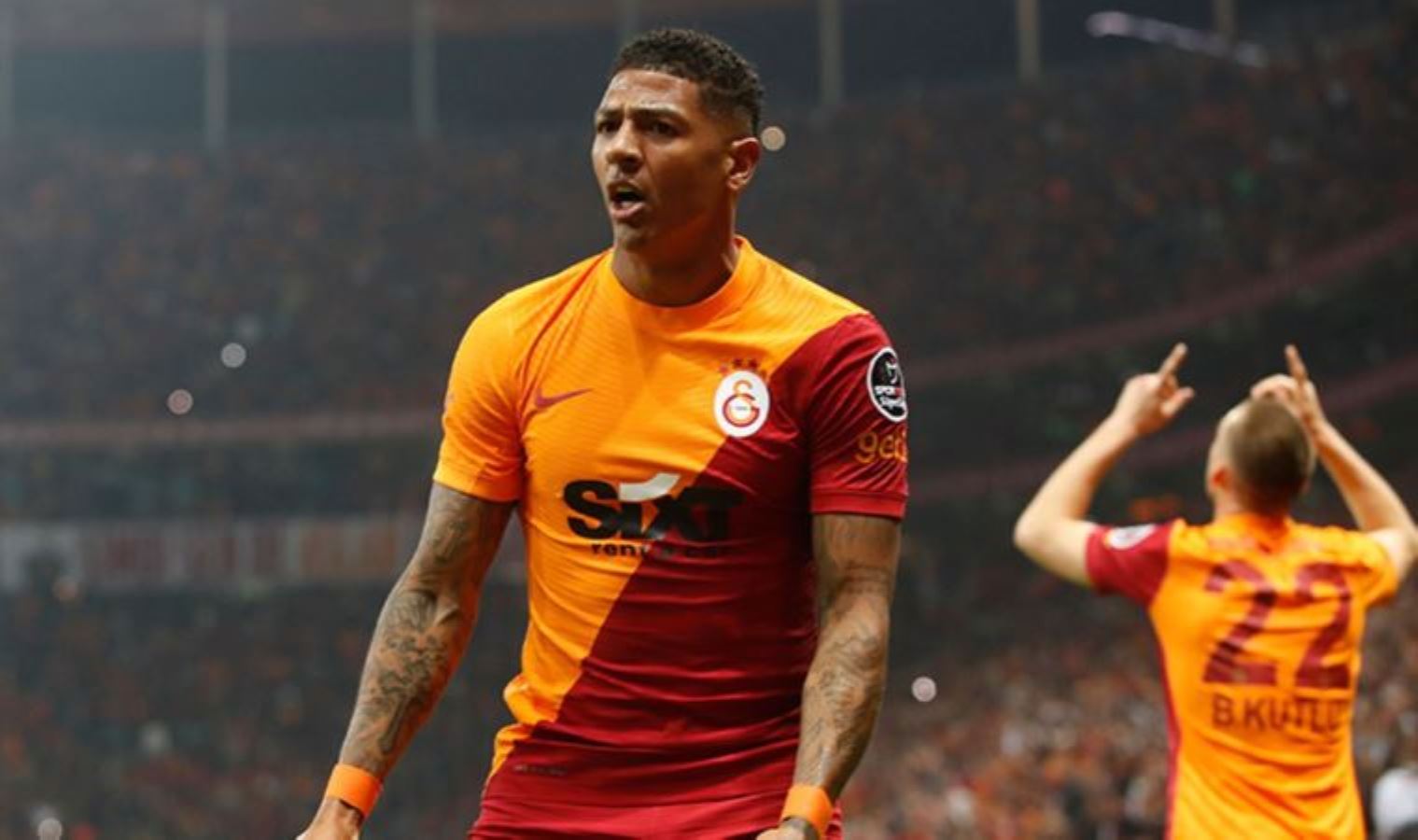 Galatasaraylı Patrick van Aanholt ülkesinde koronavirüse yakalandı