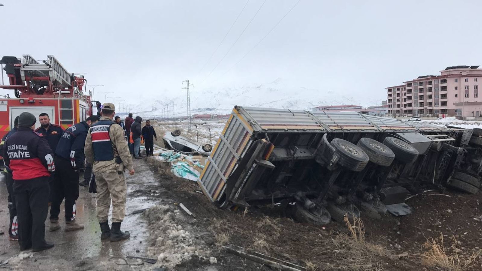 Erzincan’da TIR ile otomobil çarpıştı: 2 ölü