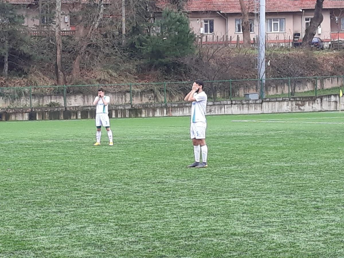 Zonguldak'ta amatör lig futbolcuları elleriyle gözlerini kapatarak hakemleri protesto etti