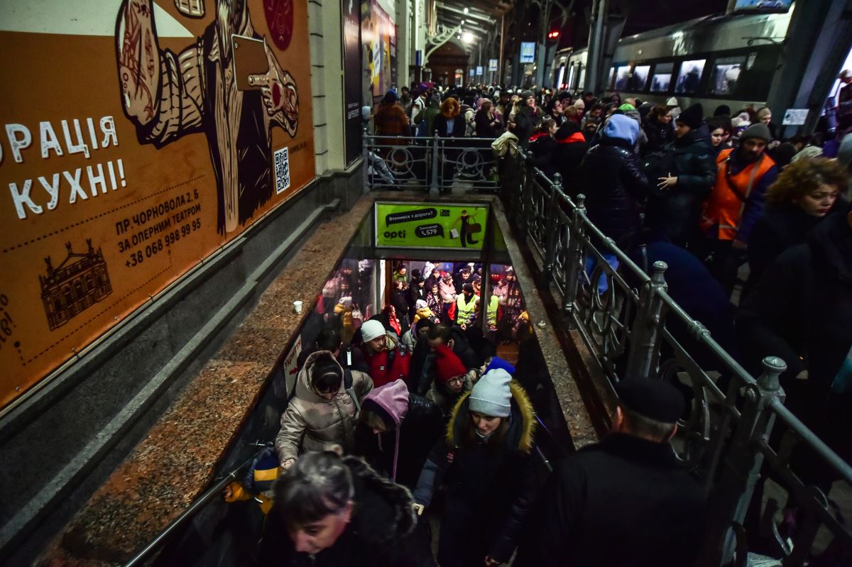 Ukrayna'dan ayrılmaya çalışıyorlar: Lviv tren istasyonunda uzun kuyruklar