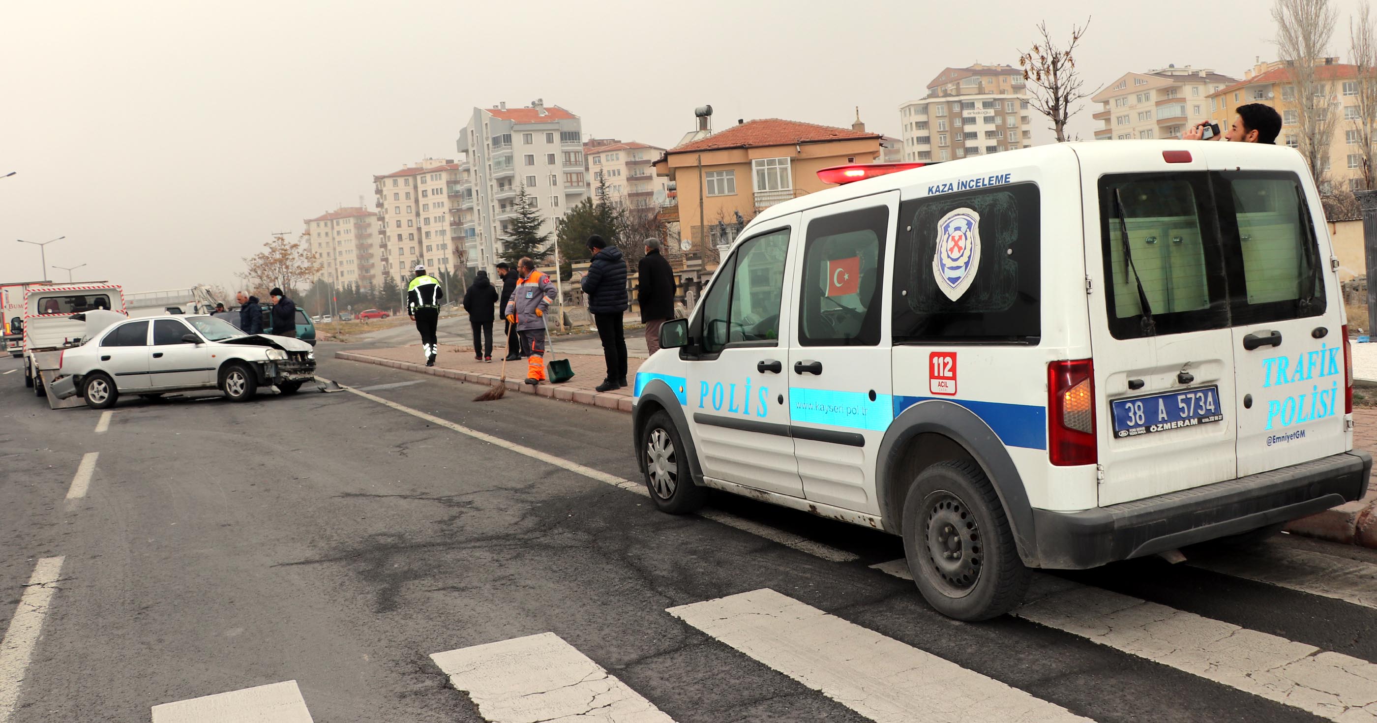 3 otomobilin karıştığı zincirleme kazada 6 kişi yaralandı Son Dakika