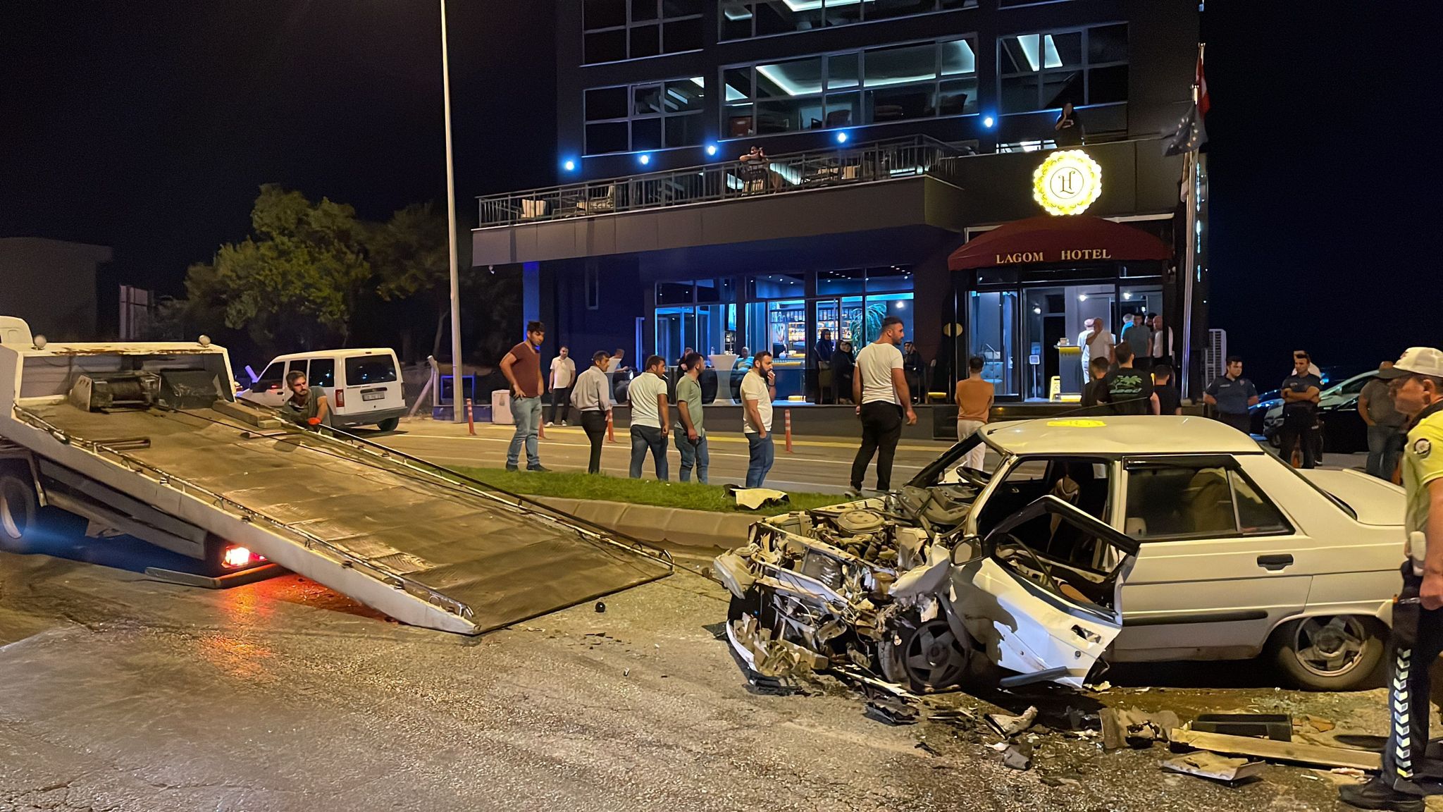 Edirne de iki otomobil kafa kafaya çarpıştı 2 yaralı Son Dakika