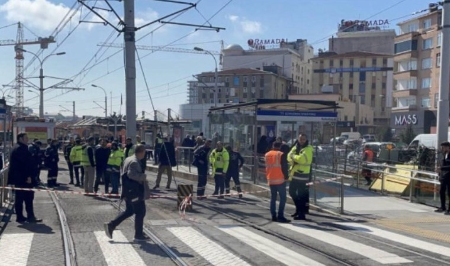 Güngören de ters yönden dönen araca tramvay çarptı 2 yaralı Son