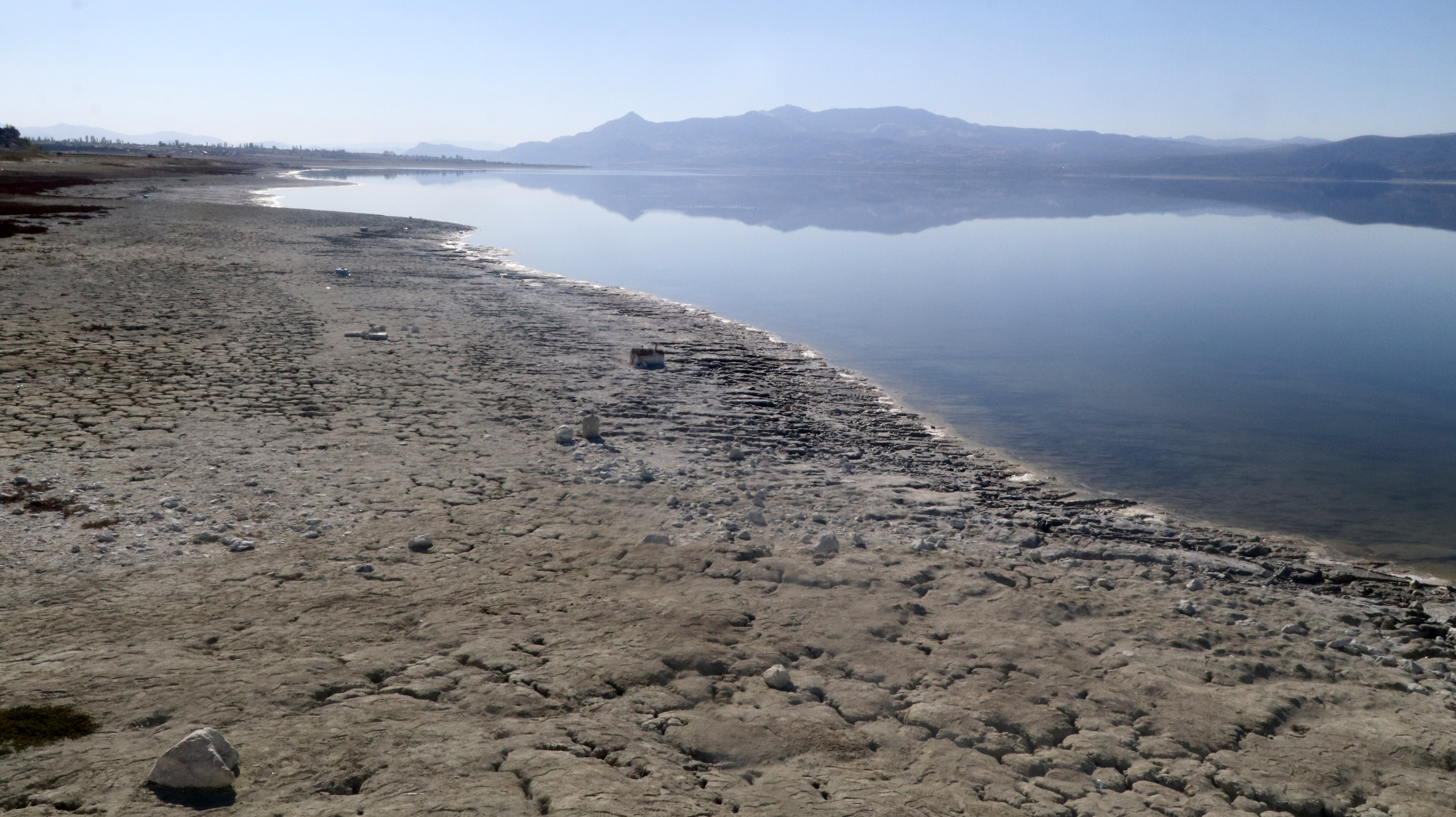 Burdur Gölü'nde korkutan görüntü: İskele havada kaldı