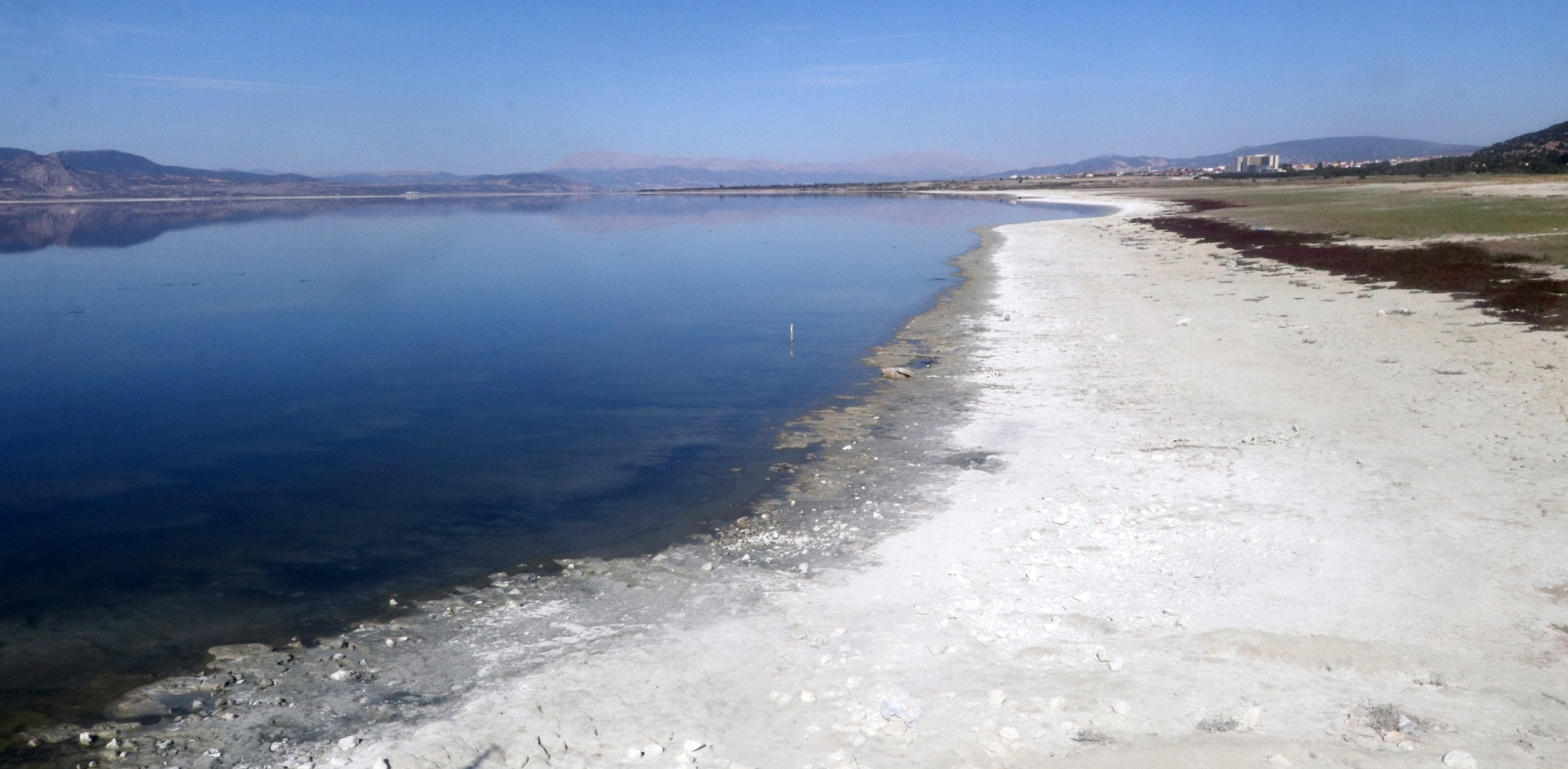 Burdur Gölü'nde korkutan görüntü: İskele havada kaldı