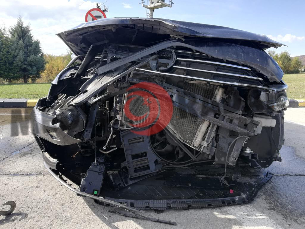 Hande Fırat trafik kazası geçirdi