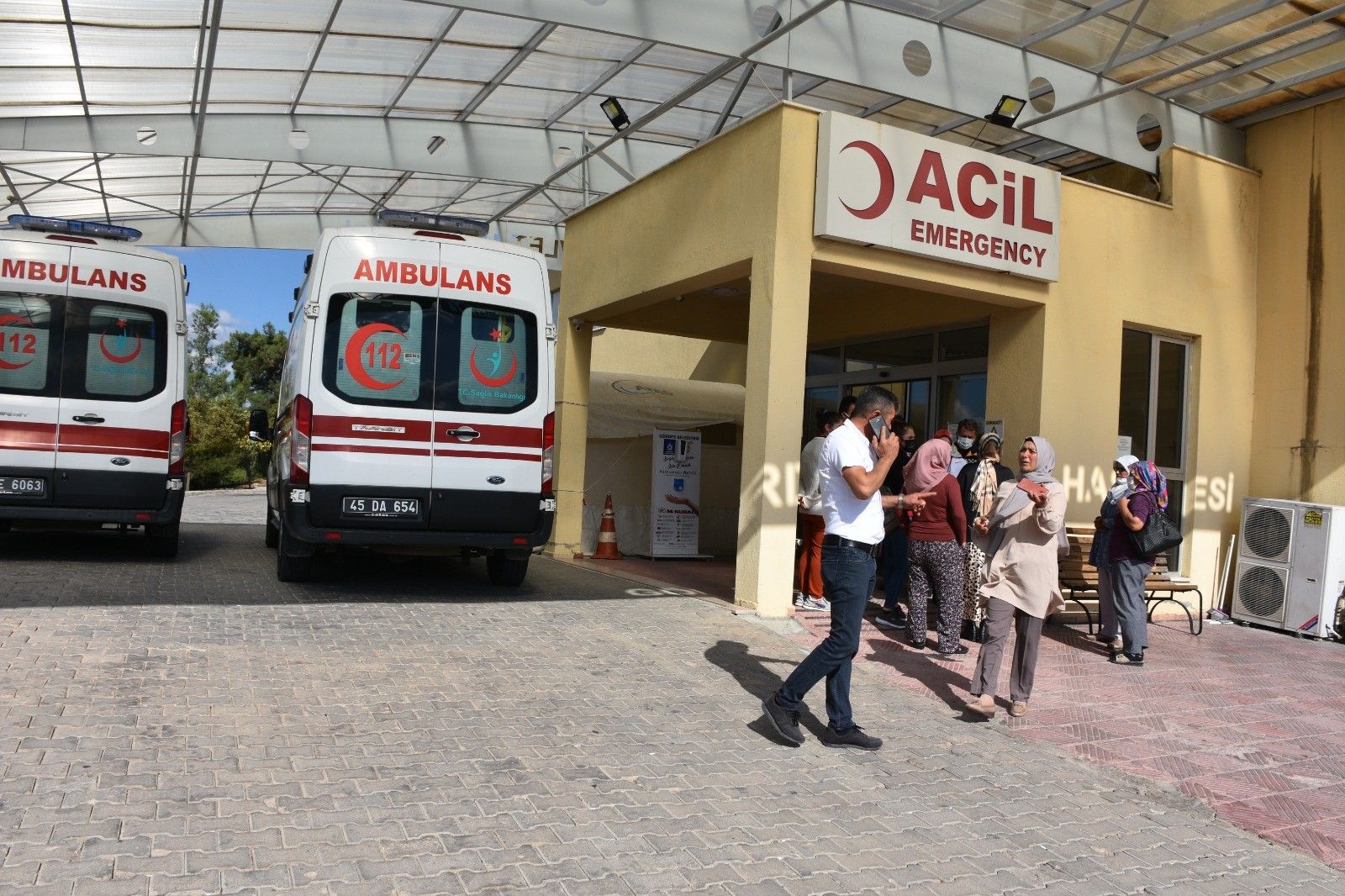 Okulda gıda zehirlenmesi paniği: Onlarca öğrenci hastaneye kaldırıldı