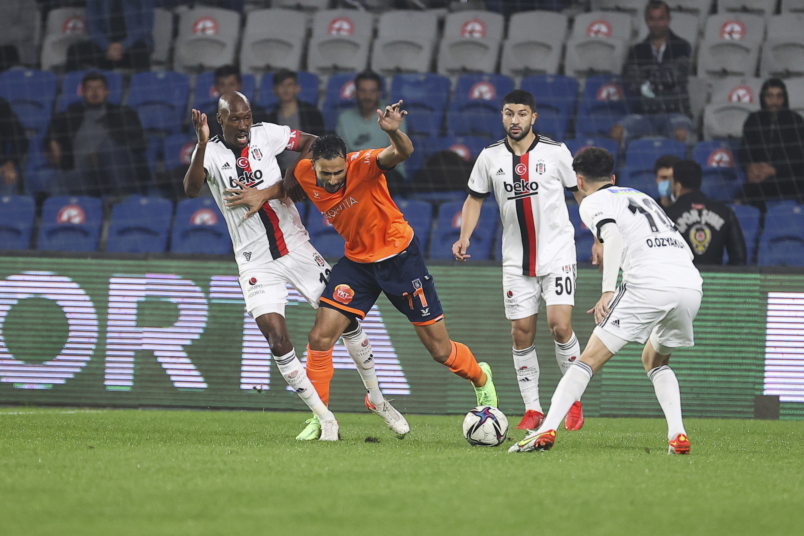 Zorlu maçta 3 puan Başakşehir'in! Başakşehir 3 - 2 Beşiktaş