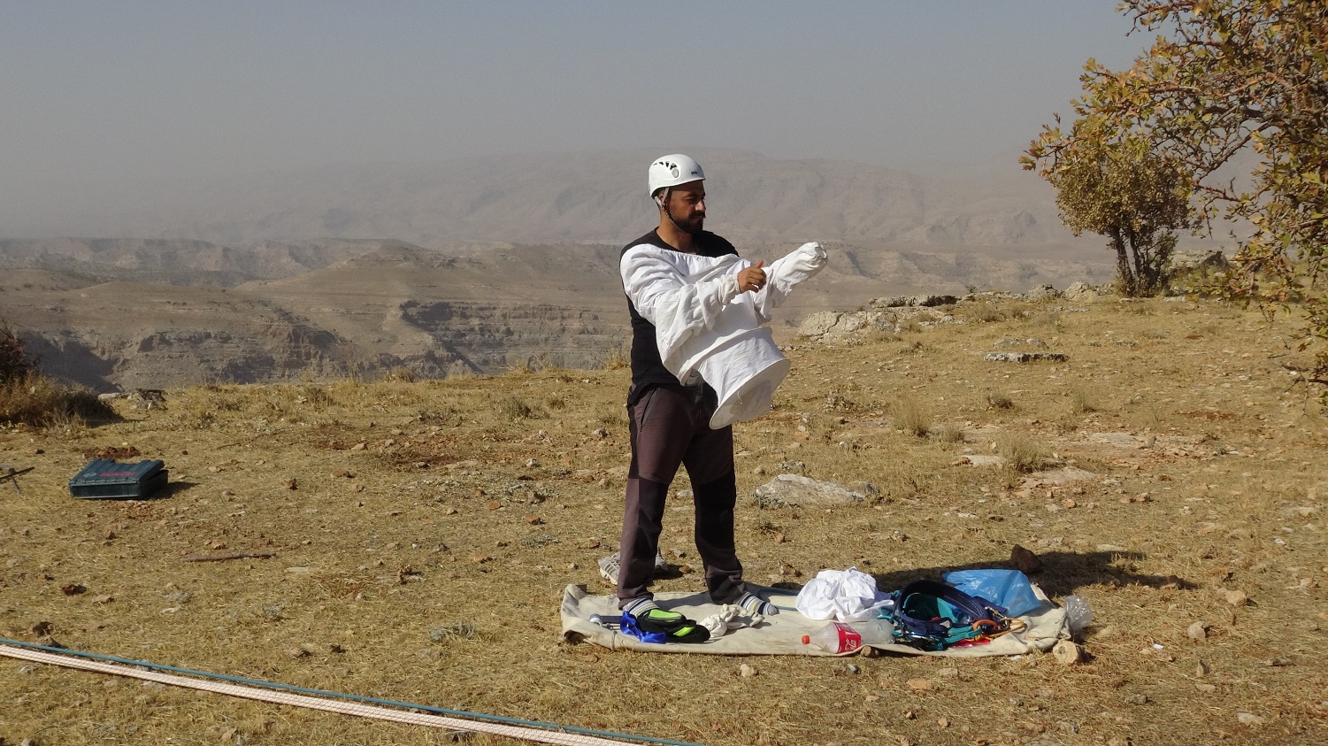 Erdoğan'a bal toplamak için 150 metre tırmandı