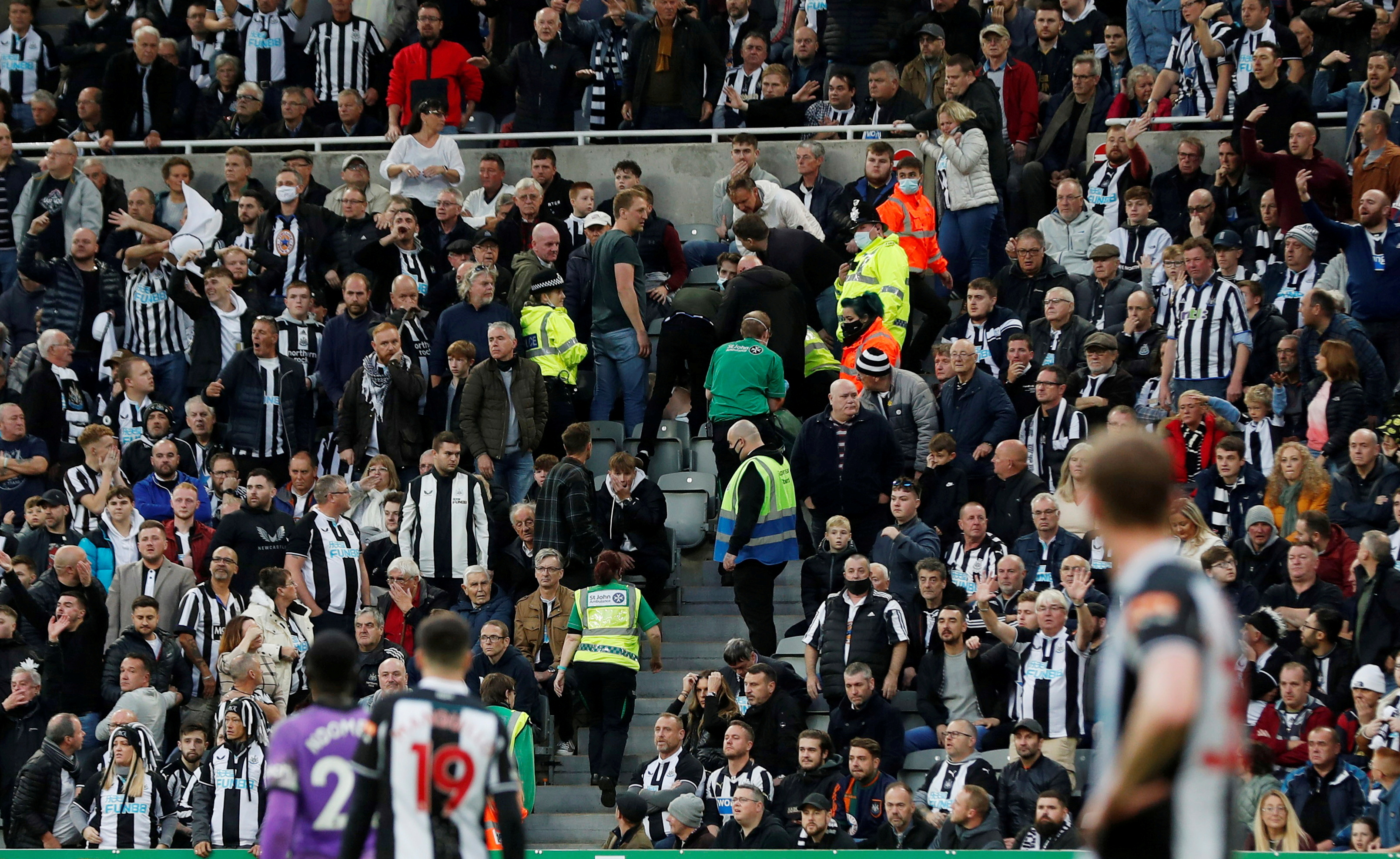 Newcastle United-Tottenham maçında taraftarı kurtaran doktor, tüm dünyanın dilinde