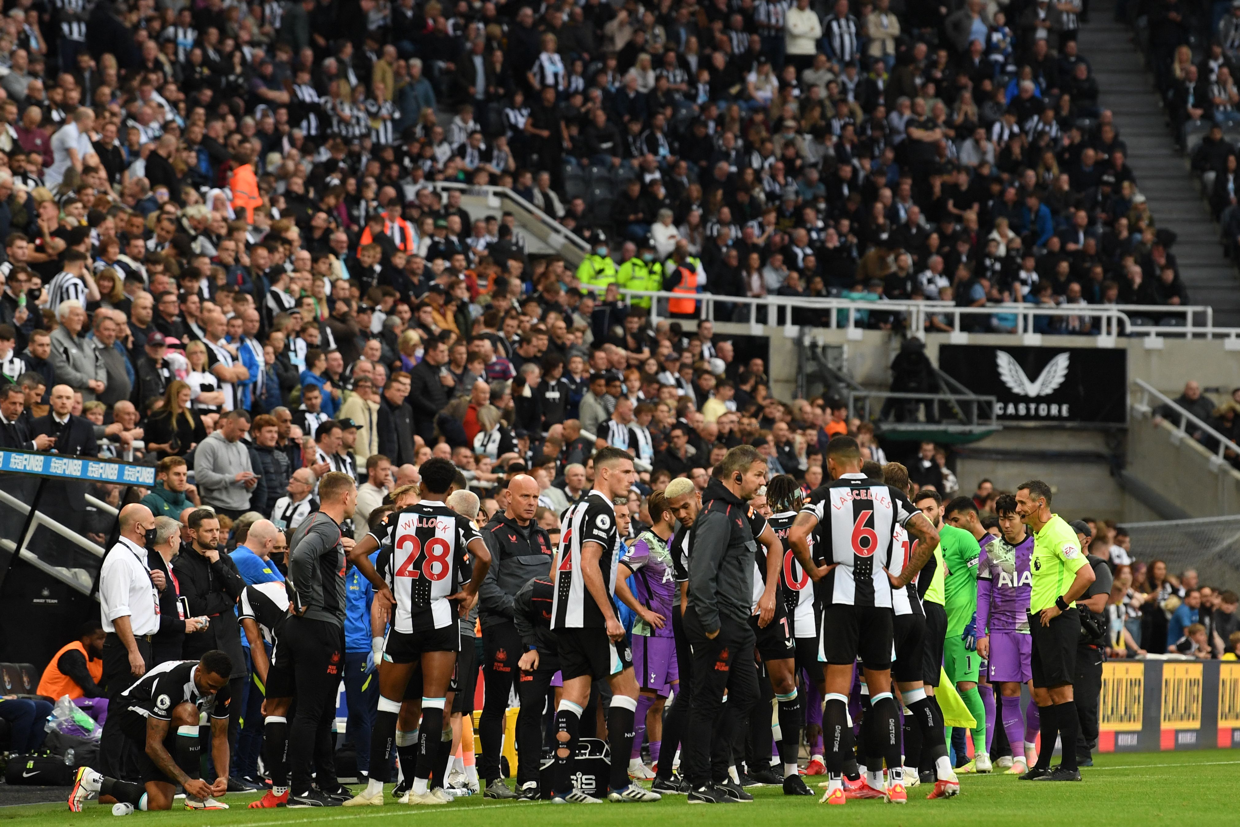 Newcastle United-Tottenham maçında taraftarı kurtaran doktor, tüm dünyanın dilinde