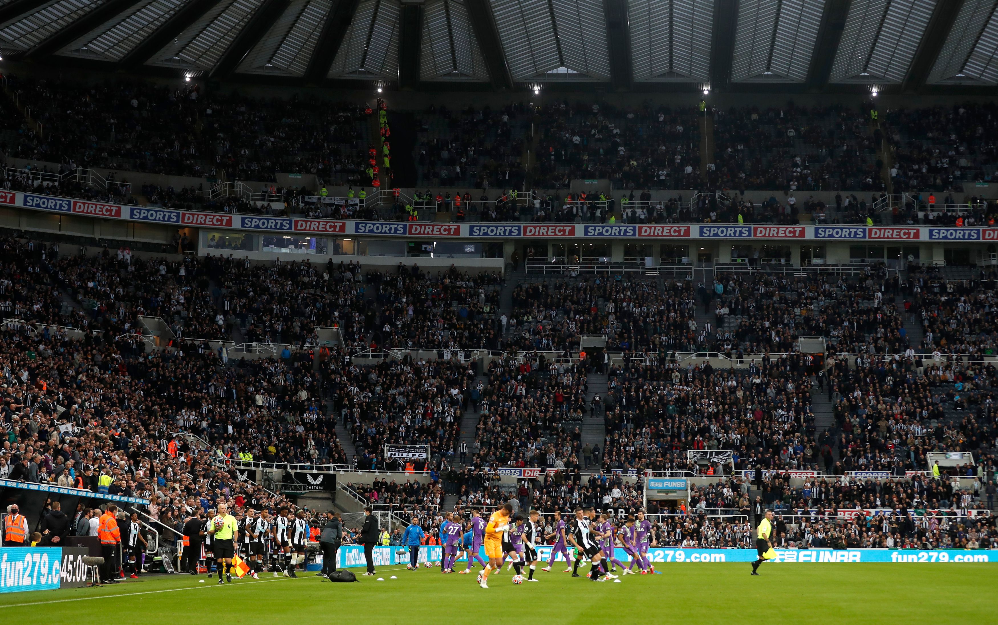 Newcastle United-Tottenham maçında taraftarı kurtaran doktor, tüm dünyanın dilinde