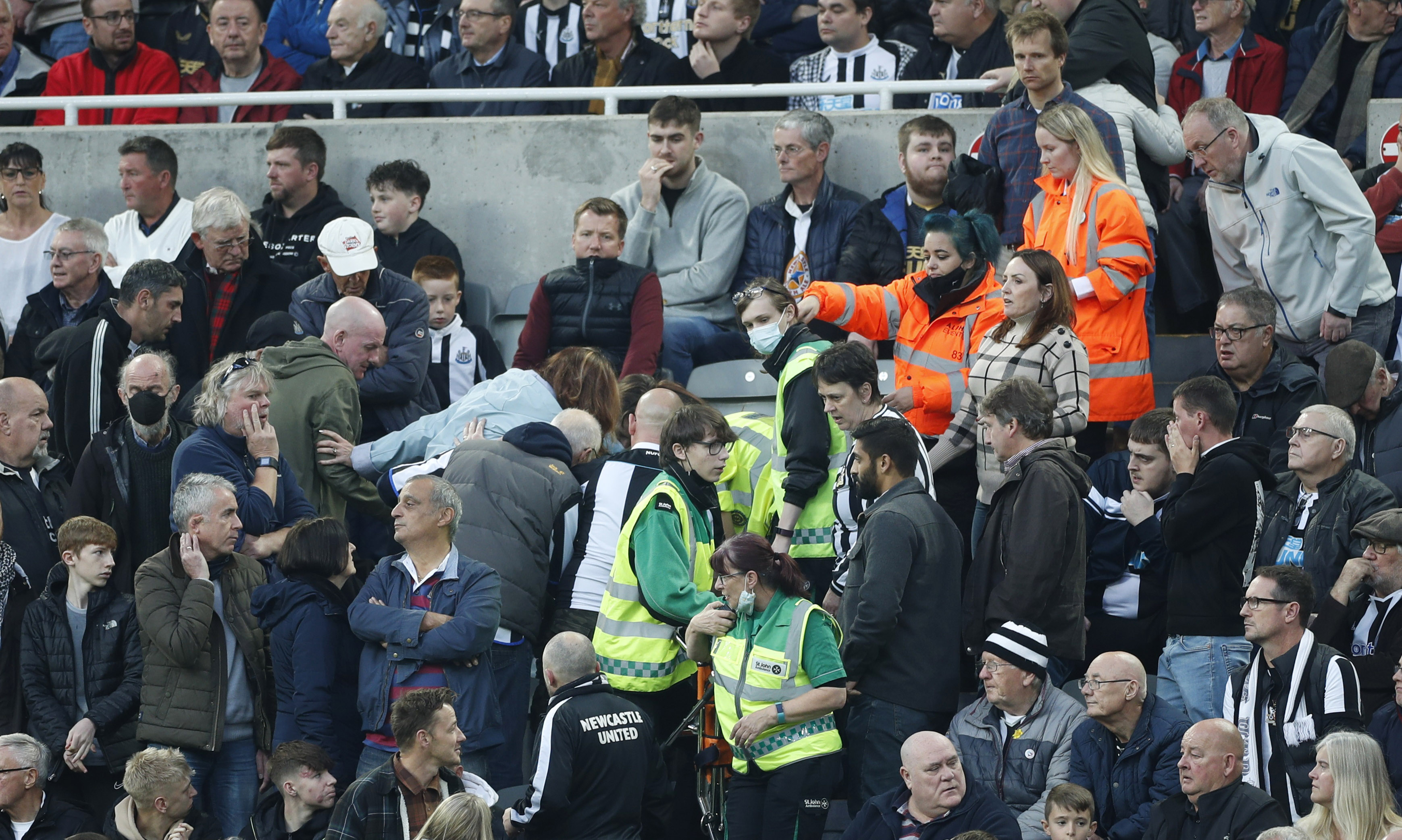 Newcastle United-Tottenham maçında taraftarı kurtaran doktor, tüm dünyanın dilinde