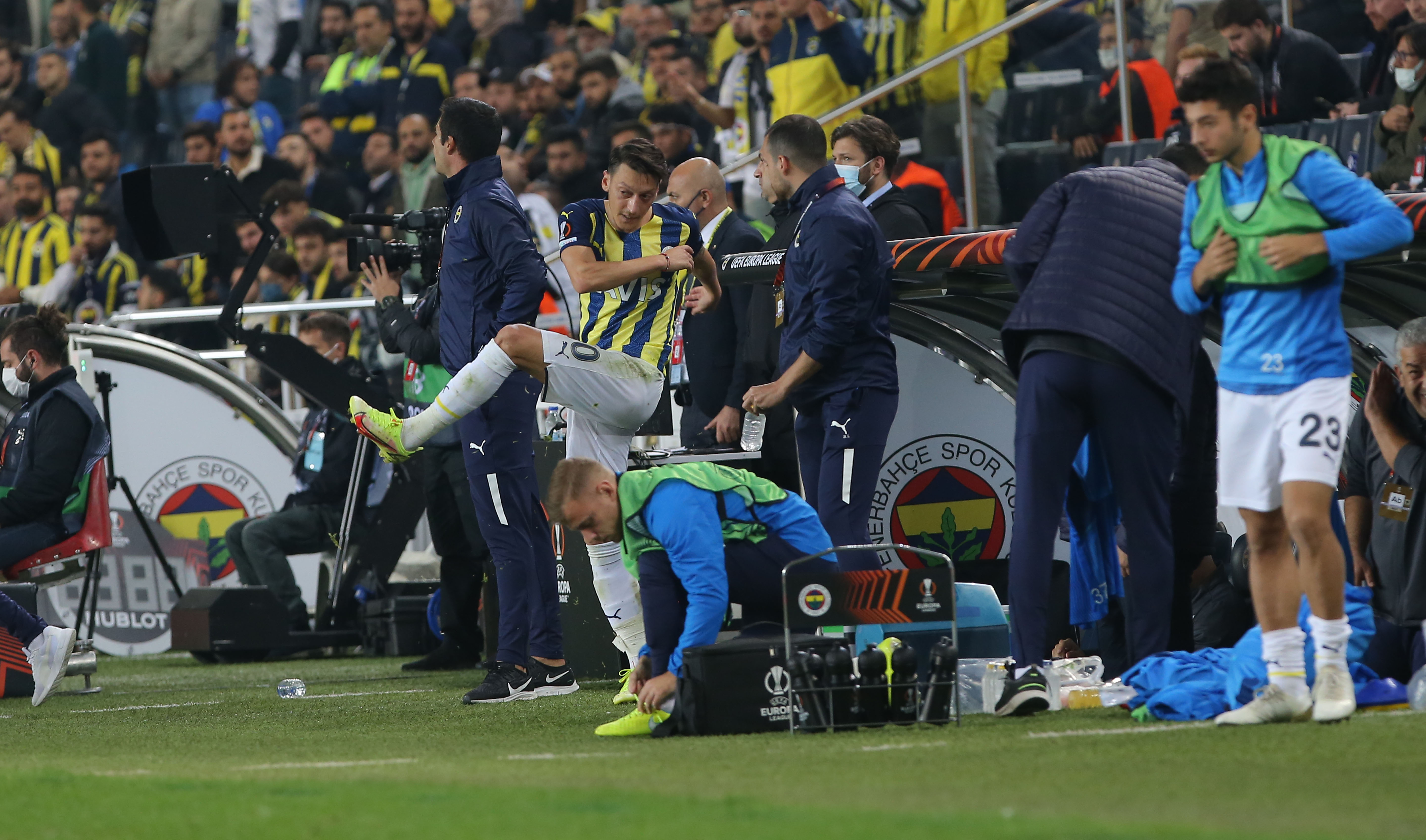 Fenerbahçeli Mesut Özil, oyundan çıkarken tepki gösterdi