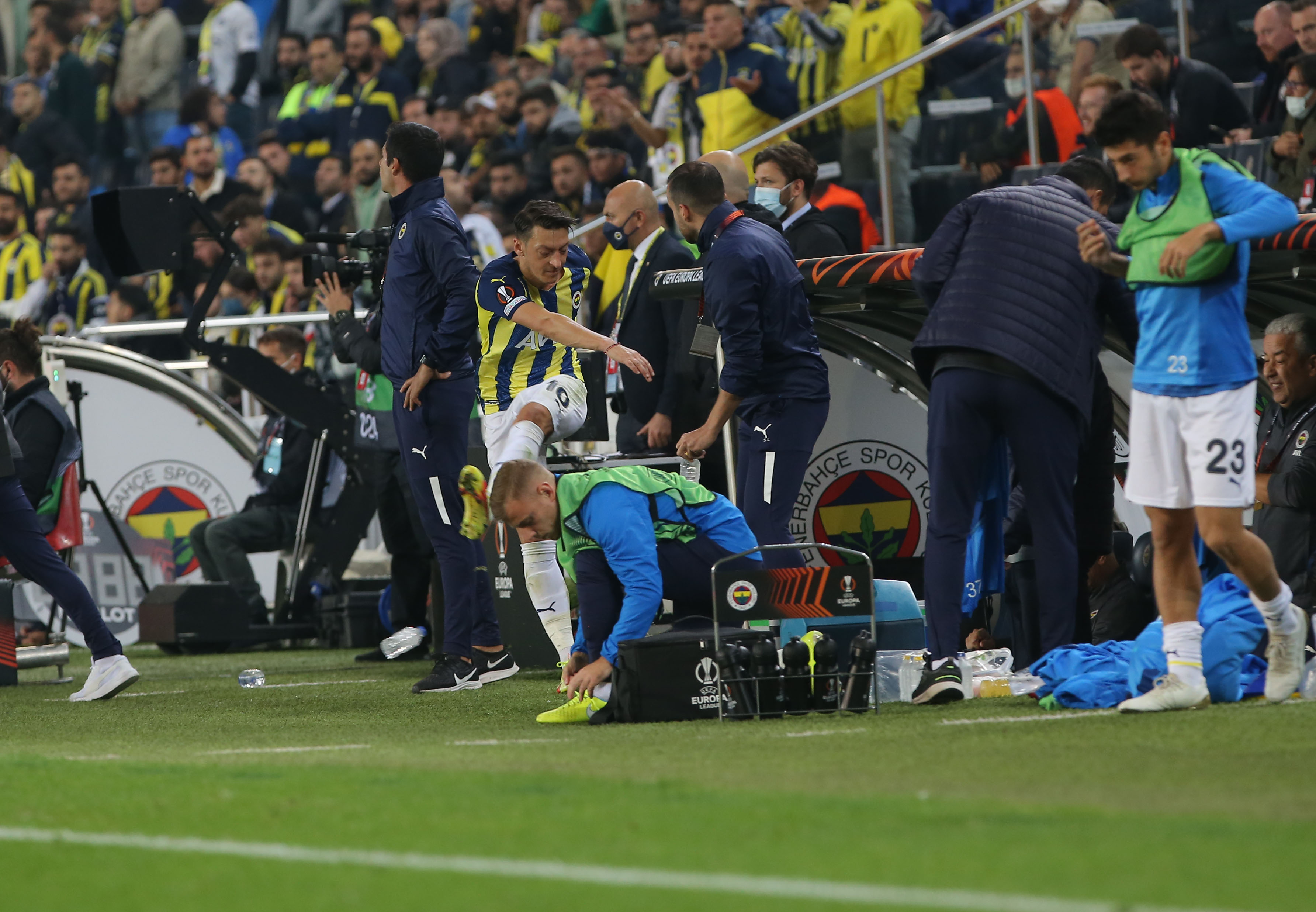 Fenerbahçeli Mesut Özil, oyundan çıkarken tepki gösterdi