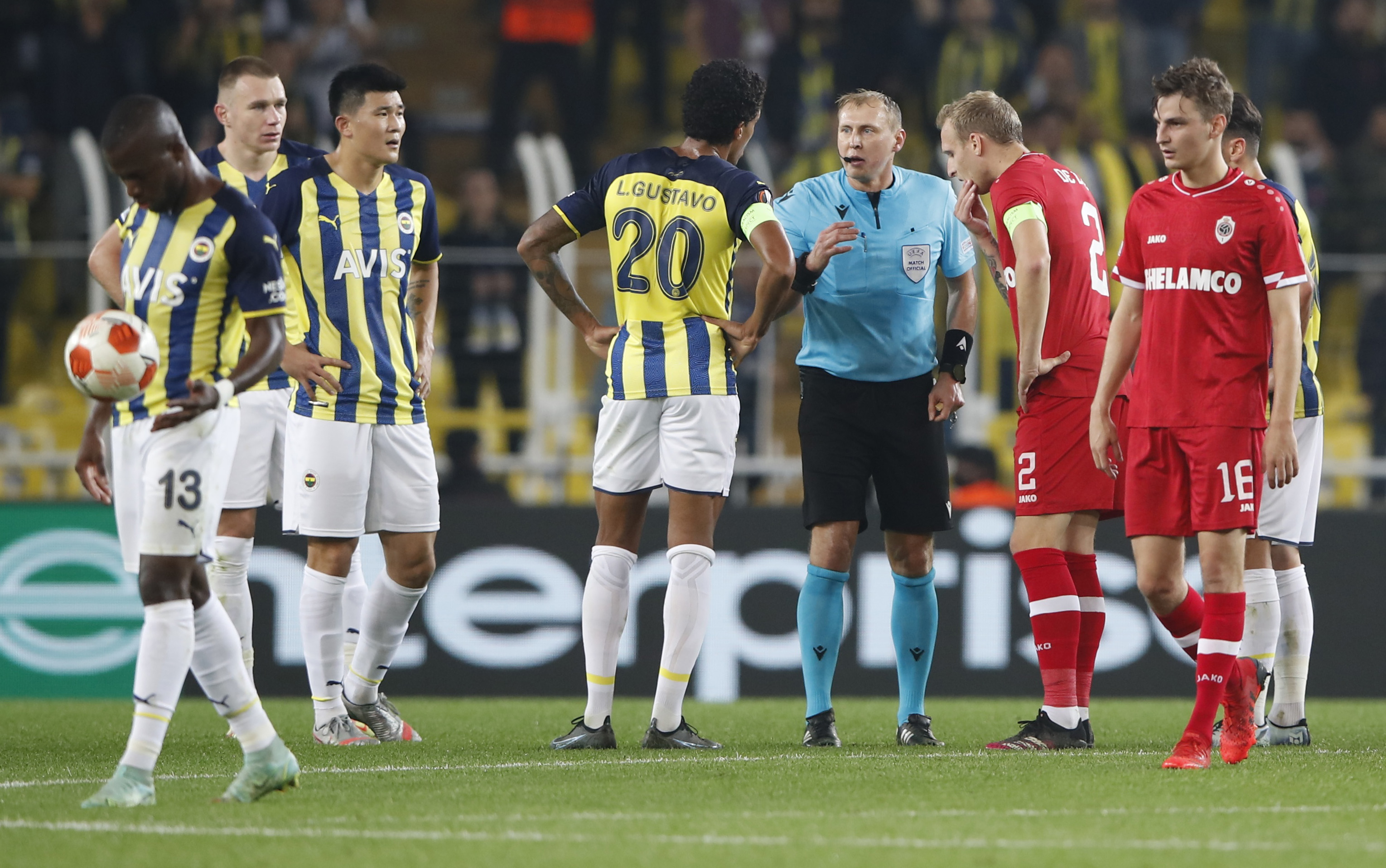 Taraftar, beraberliğin ardından Fenerbahçeli futbolculara tepki gösterdi