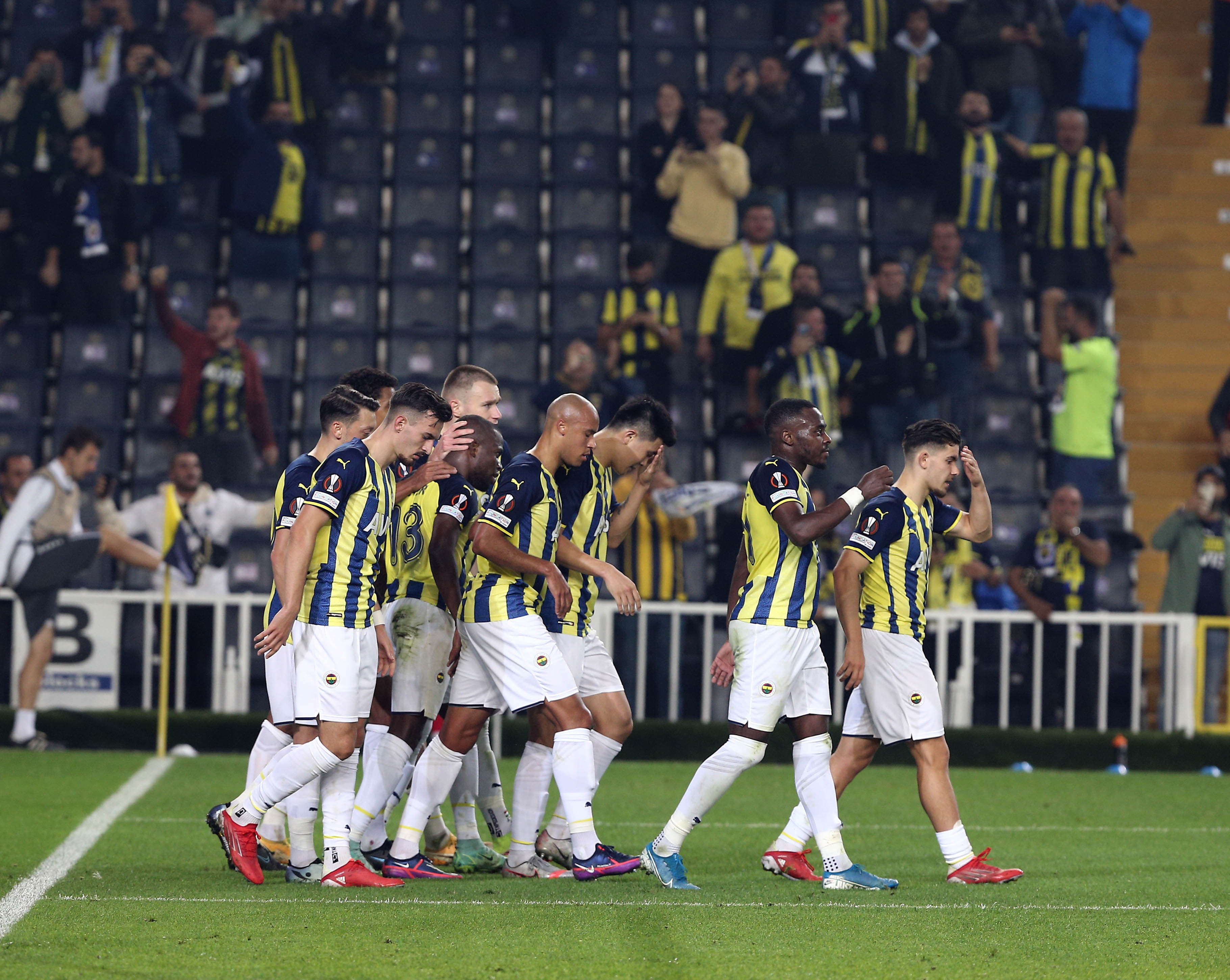 Taraftar, beraberliğin ardından Fenerbahçeli futbolculara tepki gösterdi